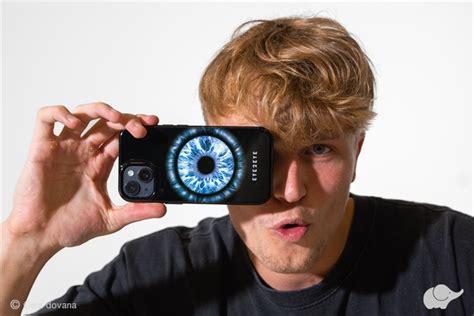 Nuotrauka, iliustruojanti naudoto telefono pirkimo procesą