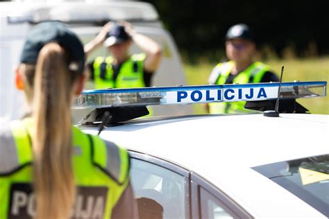 Vaizdas, kaip policijos pareigūnai tiria avarijos vietą