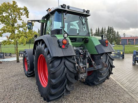 Istorinis traktorius su darbiniu velenu