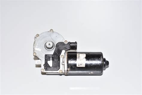 Įvairios automobilio valytuvų sistemos dalys