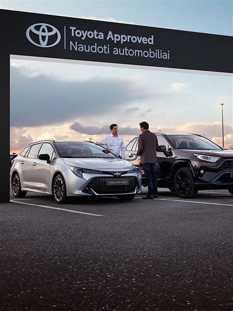 Toyota Approved logotipas ir automobiliai