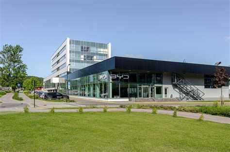 Naujausių automobilių salonas