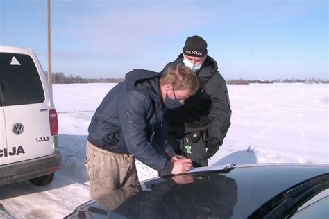 Agresyvus vairuotojas spardo automobilio langą