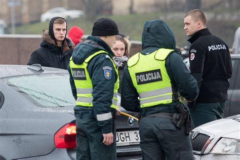 Policijos pareigūnai stabdo apgirtusį vairuotoją