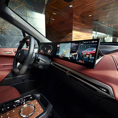 Salono vaizdas su multimedija ir vairu