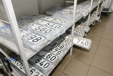 Originalaus automobilio numerio ženklo detalės