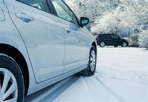 Schema, kaip rasti ir atsukti degalų bako išleidimo kamštį