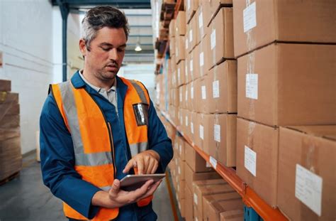 Sandėlio darbuotojas su elektriniu vežimėliu