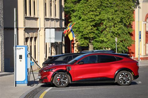 Nuotrauka: Skirtingi elektromobilių modeliai gatvėje