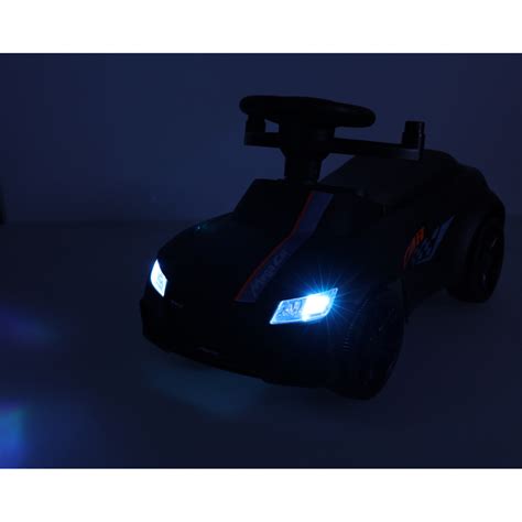 Automobilis su įjungtomis artimomis šviesomis dieną