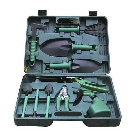 rinkinys įvairių sodo traktoriukų įrankių