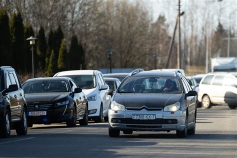 Sudaužytų automobilių eilė gatvėje