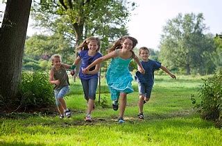 Vaikai su žibintais lauke