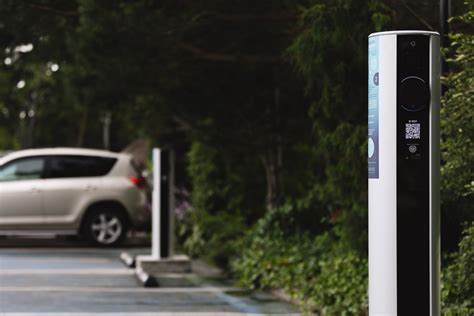 Schema, iliustruojanti skirtingus elektromobilio įkrovimo būdus namuose ir viešose stotelėse.