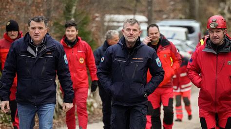 Gelbėtojai vaduoja žmones iš BMW