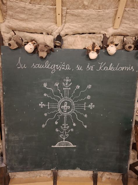 Rankos, įkalamos vinis į medinę lentą su piešiniu