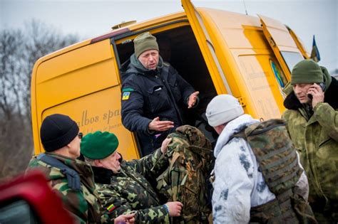 Savanoriai perduoda automobilius Ukrainos kariams