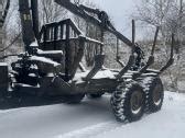 Traktorius su miško priekaba miško kirtavietėje