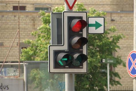 Nauji šviesoforų signalų deriniai dešiniam posūkiui