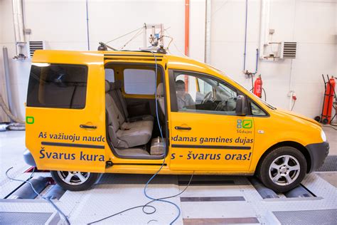 Automobilis su tuščiu degalų baku