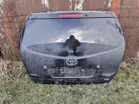 Toyota automobilio galinis dangtis su atidarymo mechanizmu