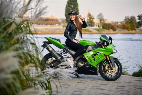 Instruktorius su motociklu aikštelėje