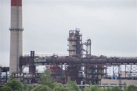 Schematinis naftos perdirbimo proceso vaizdavimas