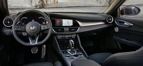 Alfa Romeo automobilio interjeras su ekranais