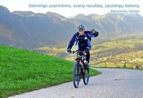 Nuotrauka su motoriniu dviračiu mieste