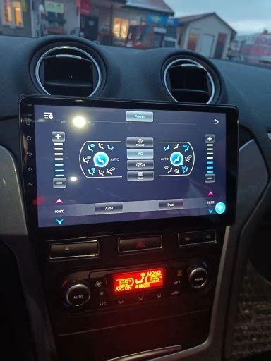Ford Mondeo MK4 interjeras su sumontuota Android multimedija