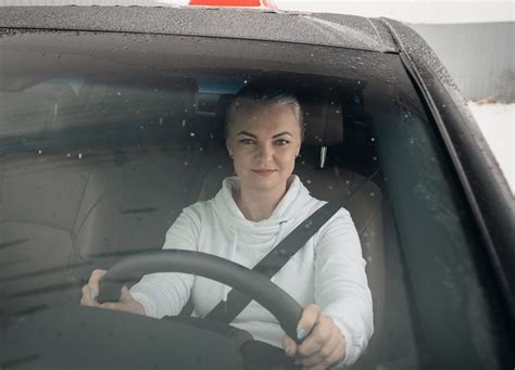 Asmuo mokosi vairuoti automobilį su vairavimo instruktoriumi