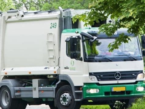 Mikroautobusas su atliekų surinkimo konteineriais