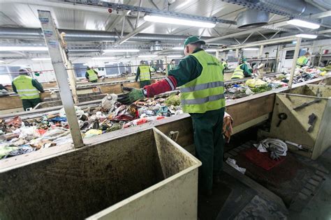 Darbuotojai rūšiuojantys atliekas