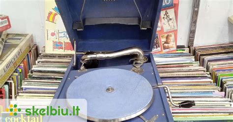 senovinis gramofonas ir vinilinės plokštelės