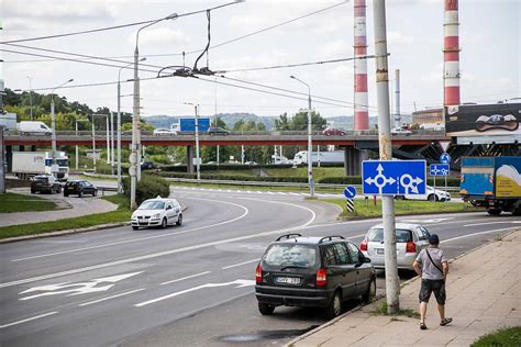 Schema: Važiavimas žiedine sankryža ir eismo juostų pasirinkimas