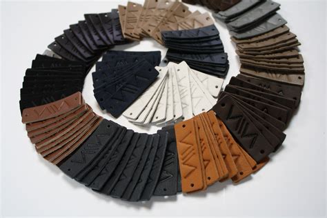 Natūralios odos ir Alcantara medžiagų pavyzdžiai