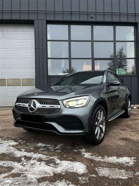 Mercedes-Benz GLC kupė automobilio interjeras su serviso knyga