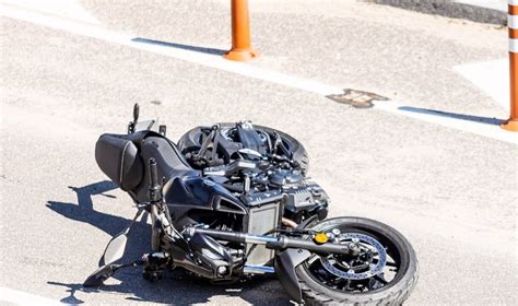 Motociklininkas, atliekantis manevrą „aštuoniukė“ aikštelėje