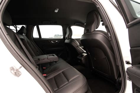 Volvo XC90 automobilio interjeras su sumontuotomis apsauginėmis grotelėmis bagažinėje