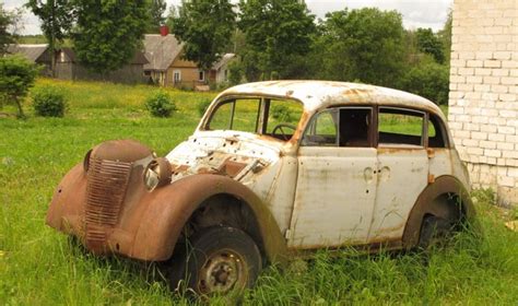 Palyginimas: apleistas automobilis ir tvarkingas kiemas