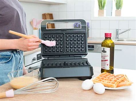 Asmuo užpildantis formą kompiuteryje