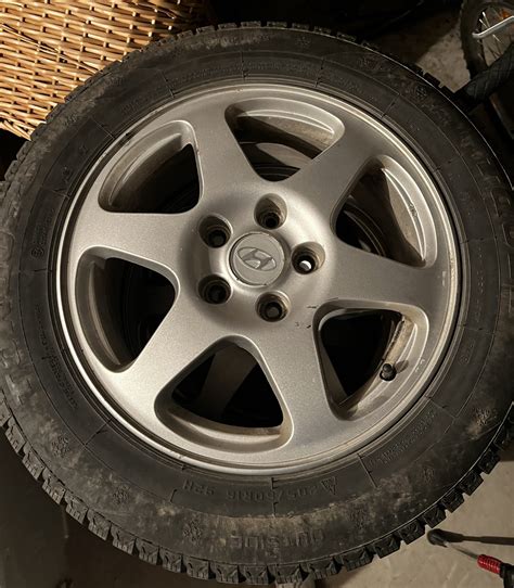 Peugeot 607 automobilio šoninis vaizdas su žieminėmis padangomis