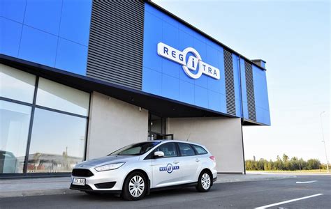 Regitra logotipas ir automobilis