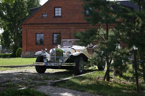 Egidijus Žilinskas prie restauruojamo retro automobilio