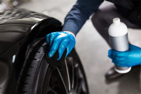 Automobilio kėbulo valymas nuo dervos