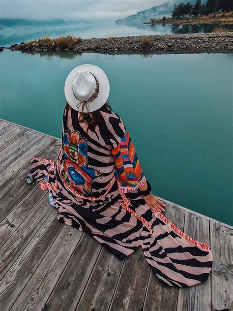 Nuotrauka arba iliustracija, vaizduojanti skirtingų tipų automobilius (pvz., lenktyninį ir serijinį)