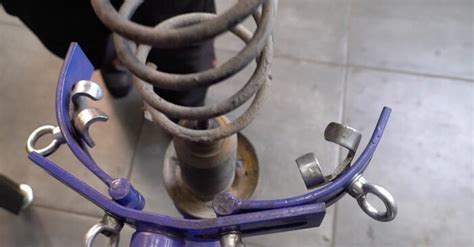 Skaidulinio amortizatoriaus spyruoklės lūžis