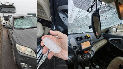Nuotrauka su akmenuku, atsitrenkusiu į automobilio stiklą