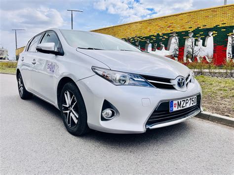 Juodos detalės ant Toyota Auris automobilio