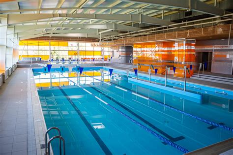 Žmonės, mėgaujantys vandens pramogas